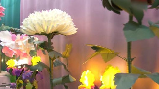 На дворе зима, а в надымском Доме природы всё цветет: необычные светильники представили юные рукодельницы