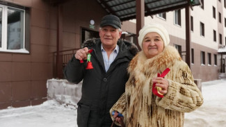 Новоселье под Новый год: в Коротчаево вручили ключи от квартир жителям посёлка Мостоотряд-93