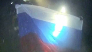 Российские военные моряки совершили рекордное погружение на глубину 416 метров и установили там российский флаг