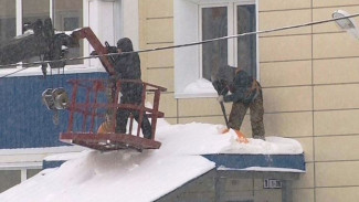 В Салехарде проинспектировали уборку снега с крыш