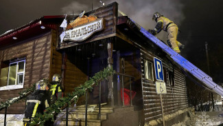 Утро началось с пожара: ресторан в Салехарде охватил огонь