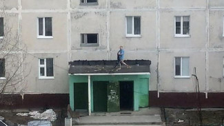 Житель Ноябрьска провел дефиле на крыше подъезда 