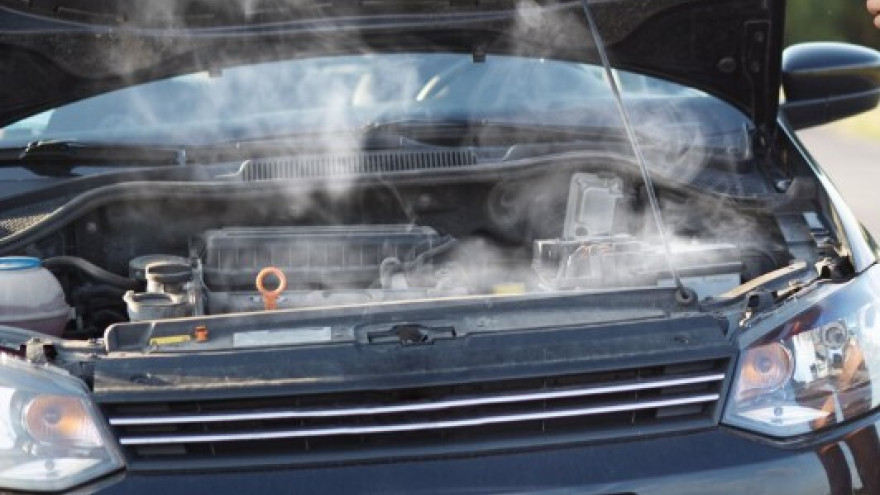 Пожарные Нового Уренгоя потушили загоревшийся легковой автомобиль