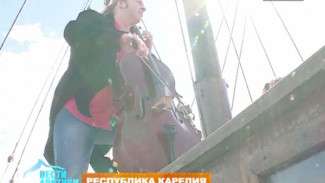 Вместо сцены - палуба, вместо стула – бочка: в Петрозаводске состоялся необычный концерт знаменитого виолончелиста Дениса Шаповалова