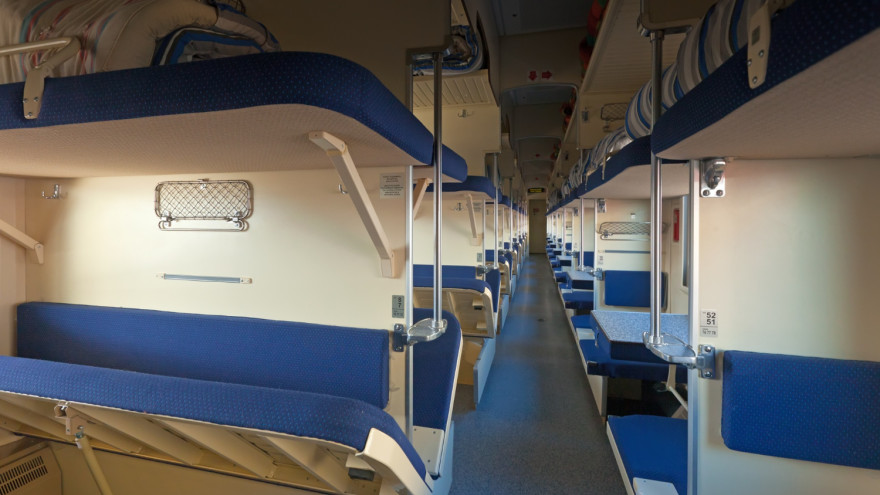 Минтранс хочет обязать пассажиров нижних полок поездов уступать место у стола 