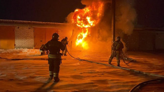 Тушили 13 человек: в Салехарде сгорел гараж с автомобилем внутри