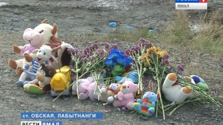К месту трагедии в Лабытнанги люди несут цветы и игрушки