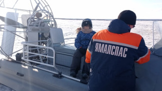 На закрытой переправе Салехард-Лабытнанги спасатели помогли двум взрослым с ребенком