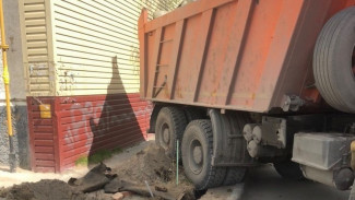 «Всё в стекловате»: жителя Нового Уренгоя возмутил халатный вывоз опасного мусора  