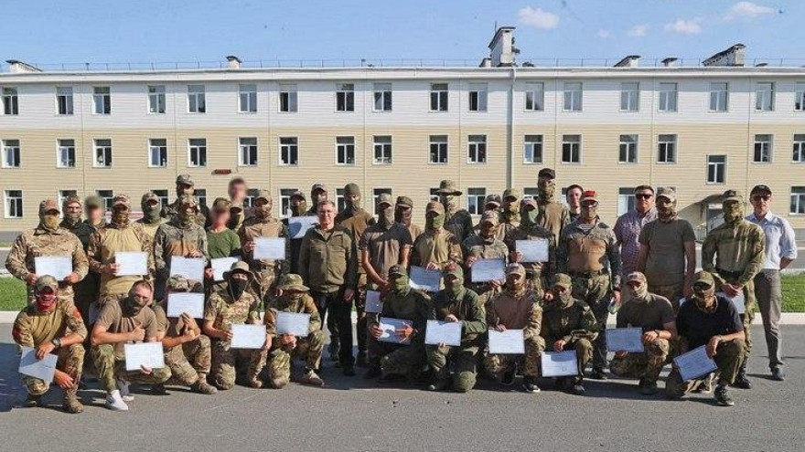 Владимир Якушев вручил сертификаты выпускникам курсов подготовки операторов БПЛА