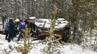 Renault Duster вылетел в кювет на автодороге Сургут-Салехард