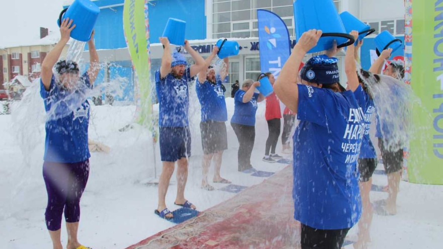 Ледяной флешмоб в Губкинском: ямальцы закаляются, несмотря на морозы