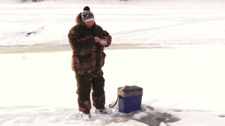 Неокрепший лёд: В Красноярске открыли сезон подледной рыбалки