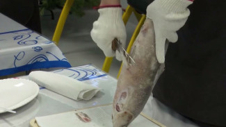Острый нож и мороженая рыба: в Яр-Сале молодежь учат правильно готовить строганину