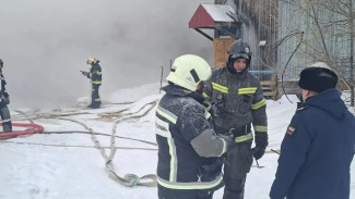 Прокуратура начала проверку по факту крупного пожара в жилом доме поселка Уренгой