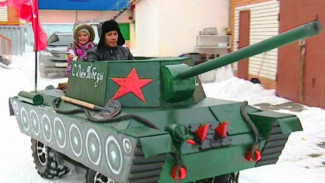 Салехардец сделал миниатюрную копию танка, чтобы в День Победы порадовать детей и ветеранов