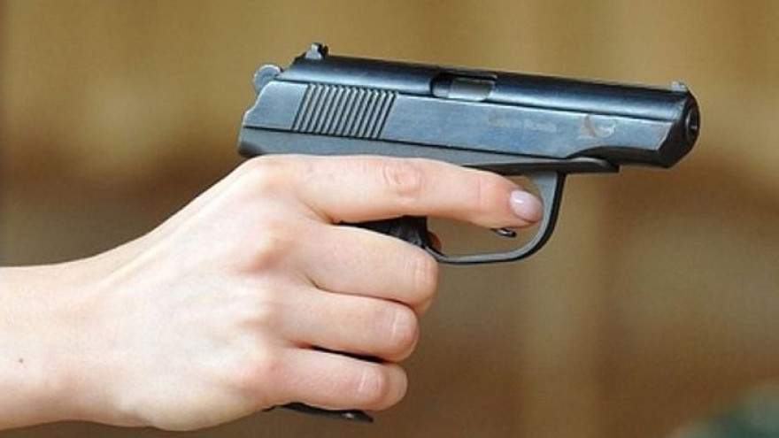 В Ноябрьске ранее судимая мать угрожала дочери пистолетом