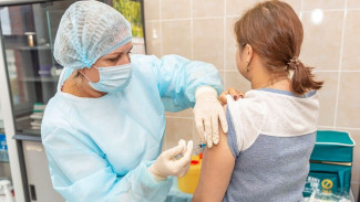 На Ямале врачей, учителей и госслужащих обязали привиться от коронавируса