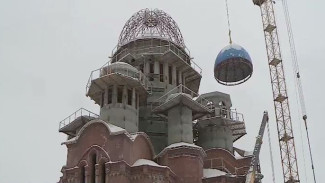 На Свято-Троицкий собор в ХМАО установили первый купол