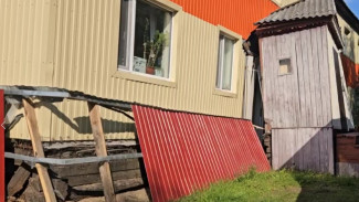 В Салехарде со свай сошло здание больницы водников