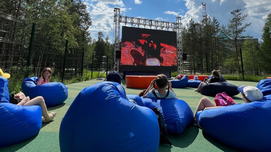 В Ноябрьске открылся летний кинотеатр под открытым небом