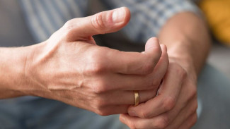 Почему немеют пальцы на руках: насколько это опасно и что делать