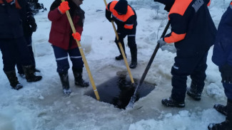 В Тазовском районе двое мужчин на снегоходе ушли под лёд