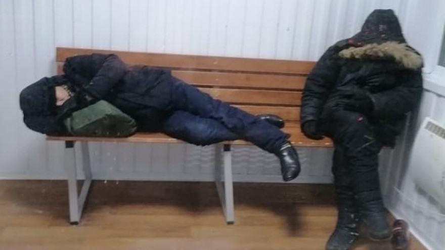 Салехардцы в мороз вынуждены ждать автобус на улице, поскольку теплые остановки облюбовали бездомные
