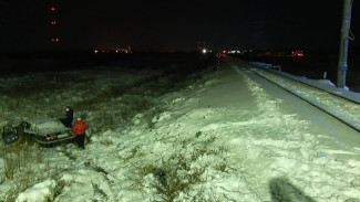 Смертельная авария: на Ямале пассажирский поезд снёс автомобиль (ФОТО)