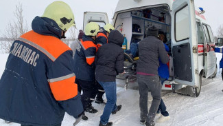 Лобовое столкновение: 2 человека пострадали в жестком ДТП под Надымом