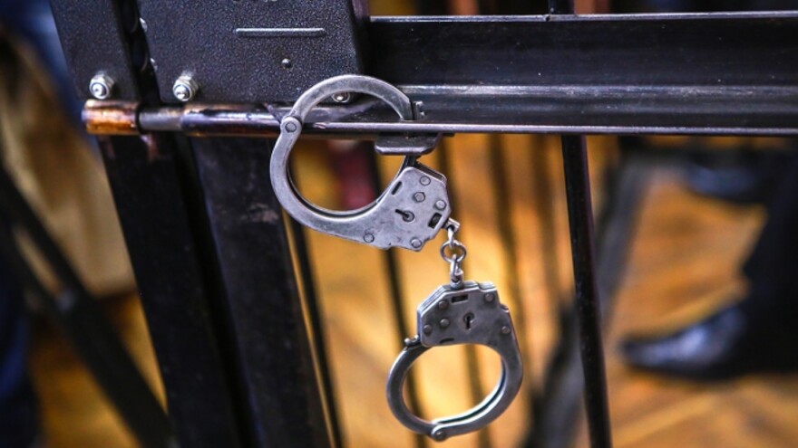 Житель Ноябрьска оказался на скамье подсудимых по обвинению в убийстве семейной пары