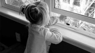 «Я хочу к маме»: в Салехарде очевидцы упрашивали ребёнка закрыть окно и слезть с подоконника