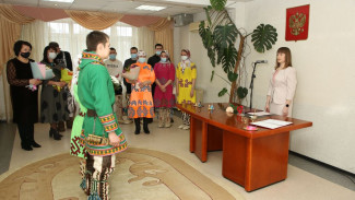 Ленточки на долгую семейную жизнь и бензопила на счастье: в Муравленко прошла необычная церемония бракосочетания