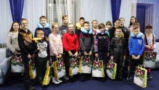 Администрация новоуренгойского аэропорта поздравила группу детей перед вылетом на Кремлёвскую Ёлку