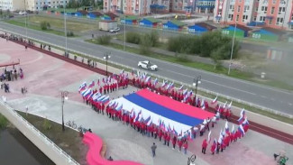 Съезд байкеров, походы и простые будни триколора: как на Ямале отметили День государственного флага