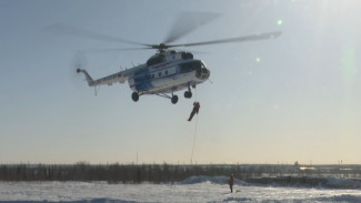 В Салехарде прошли тренировочные спуски спасателей с вертолета