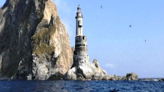 Негласный символ Дальнего Востока. Блогеры дали вторую жизнь маяку Анива, построенному на скале