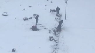 Власти Нового Уренгоя не будут оплачивать подрядчику укладку плитки поверх снега