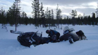 В Тазовском районе разбились два снегоходчика