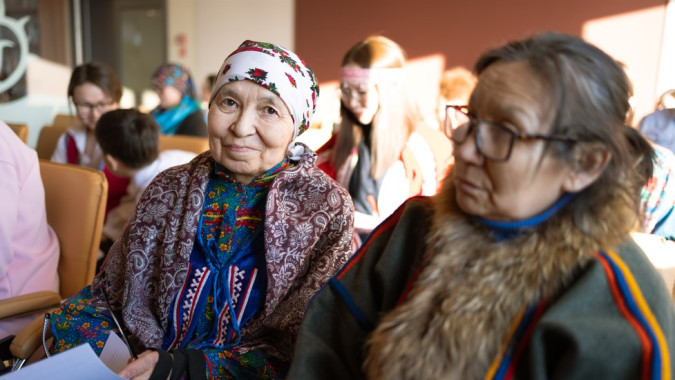 Жительницы округа принимают поздравления с 8 Марта от Дмитрия Артюхова