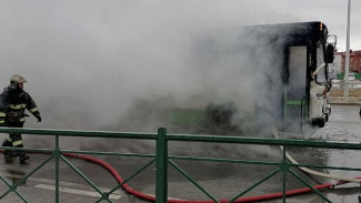 В Ноябрьске вспыхнул пассажирский автобус (ВИДЕО)
