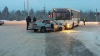 На Ямале столкнулись автобус и ВАЗ. Есть пострадавшие