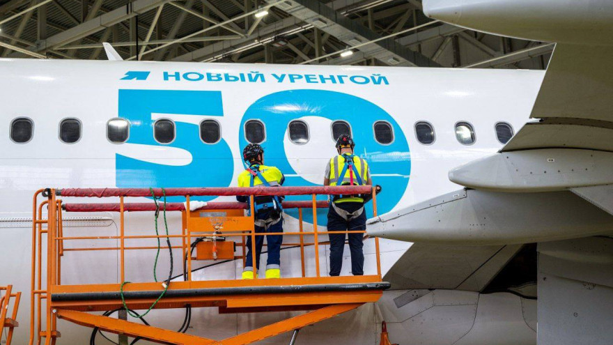 Авиакомпания "Ямал" украсила самолет к юбилею Нового Уренгоя