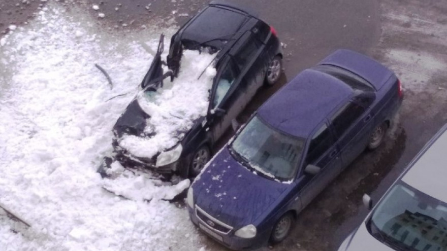 В Новом Уренгое снег с крыши расплющил автомобиль