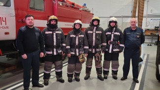 В Газ-Сале пожарные эвакуировали детей и взрослого из горящего дома