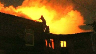 Более 3 часов пожарные боролись с огнем в двухэтажном здании Пуровского района