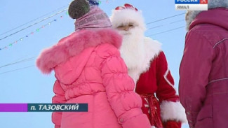 В Тазовском Дед Мороз ходит по улицам и раздает подарки