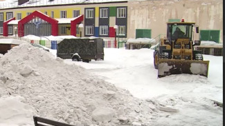 Снежный апокалипсис: в Салехарде коммунальщики борются с сугробами во дворах