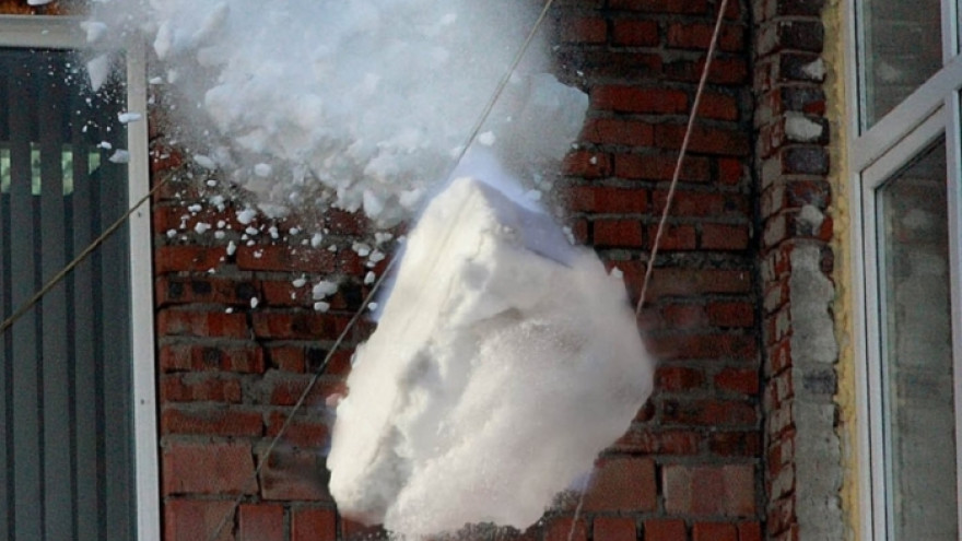 На Ямале человеку пробило голову упавшей с крыши ледяной глыбой