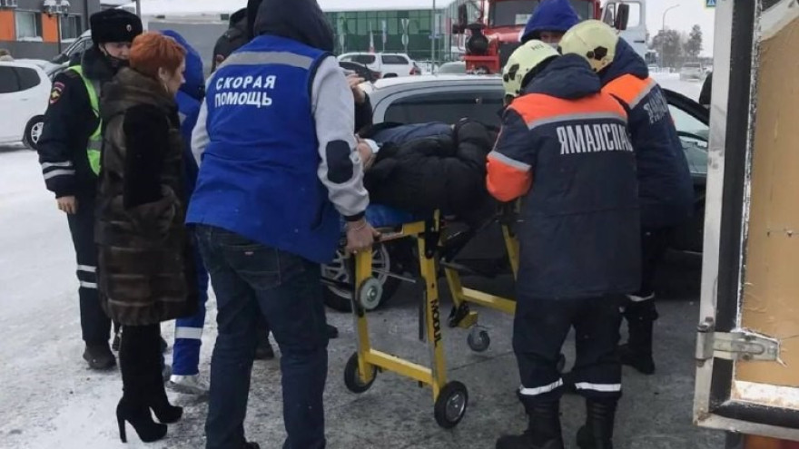 Спасателям пришлось вызволять водителя из машины после ДТП в Ноябрьске